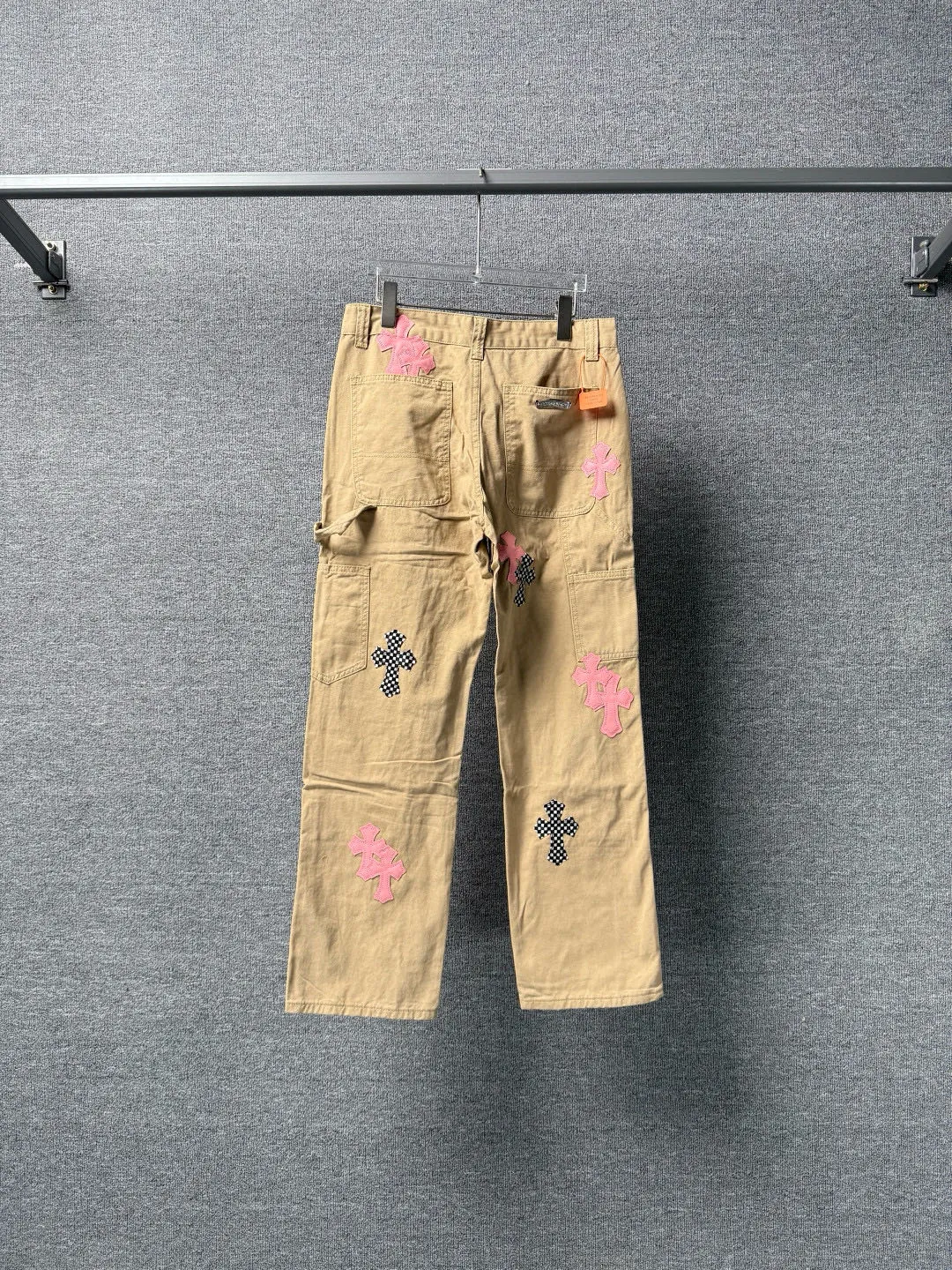 P270 💰 (Top version) Chrome Hearts cherry blossom pink leather logging spliced ​​washed jeans, truly restores the ultimate vintage texture, three-dimensional version, loose and comfortable, not picky about the figure, taller and slimmer, factory precision, original quality control, same style for men and women, can be matched with couples, versatile recommendation, must-have jeans for all seasons, fashionable people have been disappointed. From the quality selection of fabrics, the tailoring of details, and the matching of patterns, they are all impeccable! The upper body is so handsome when worn...it can be easily worn by men, women and children! The craftsmanship is made of heavy-duty washed pure cotton denim fabric. After washing, it is soft and thick and looks very stylish when worn. Color: Khaki Size: 28-30-32-34 (corresponds to S-M-L-XL)